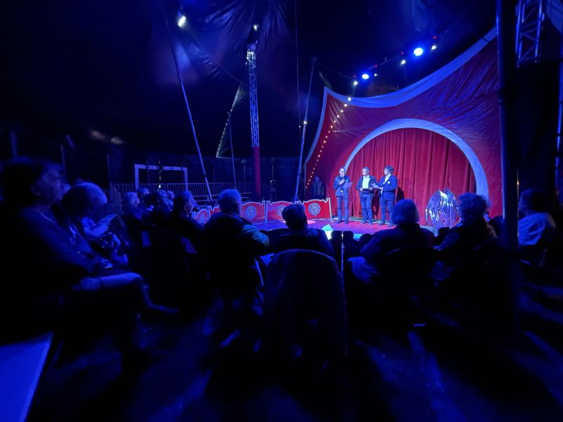 Assemblee generale sous chapiteau de cirque. rencontre mutualiste Groupama