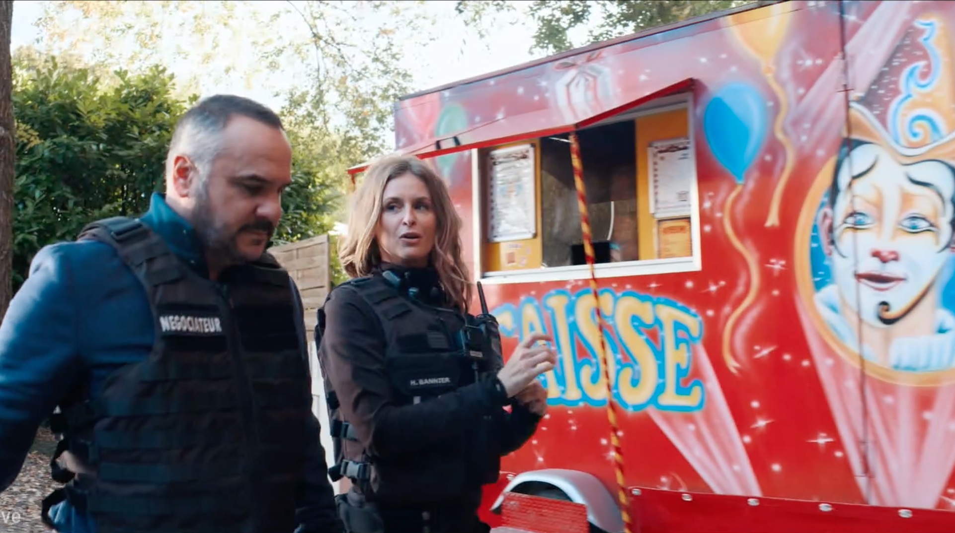 francois xavier demaison passe devant la caisse du cirque