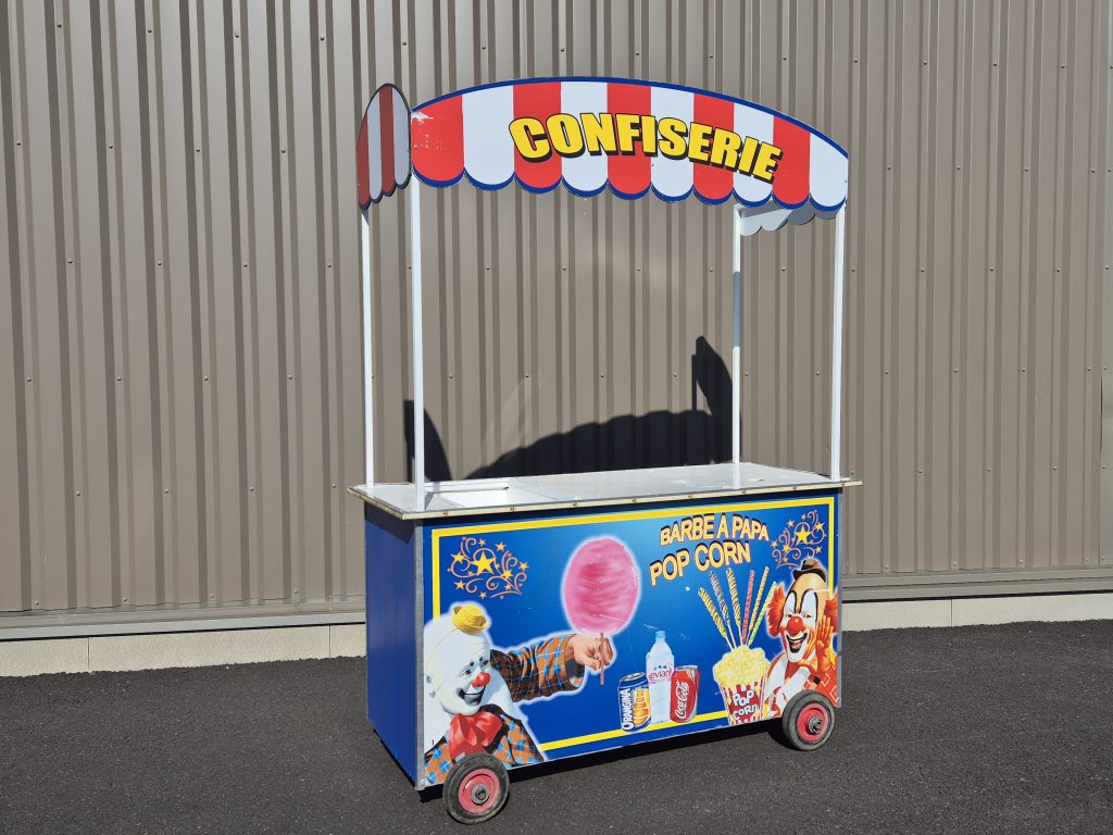 Charrette cirque confiserie extérieure bleue rayée.