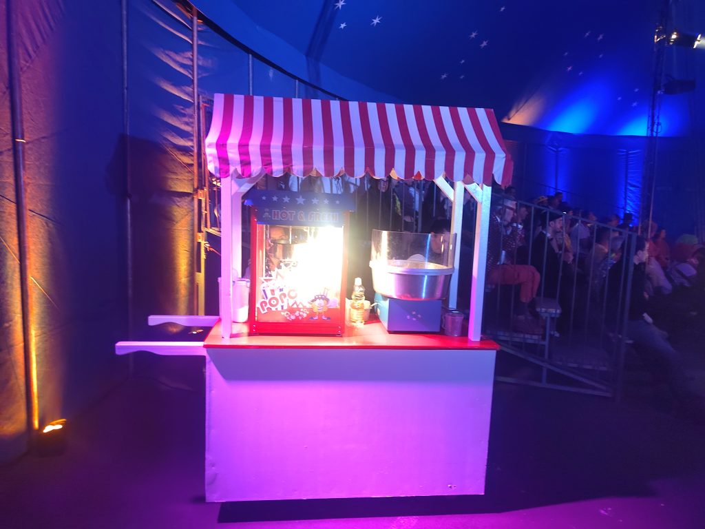 Charrette confiserie cirque avec pop-corn et barbe à papa illuminée.