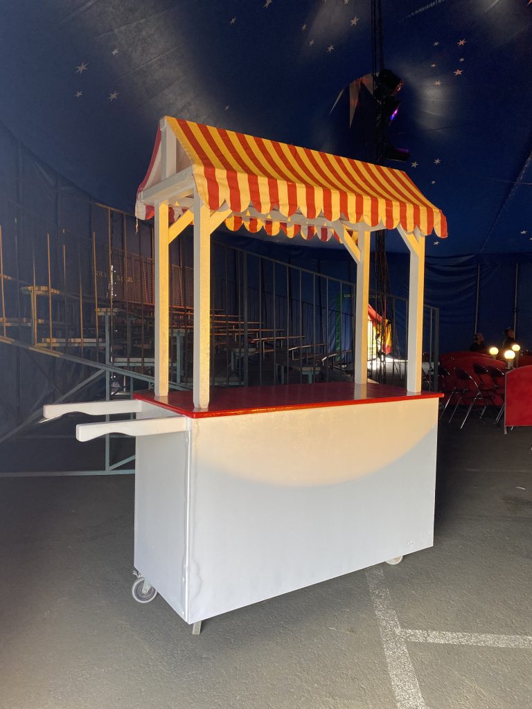 Charrette confiserie cirque vide sous chapiteau étoilé.