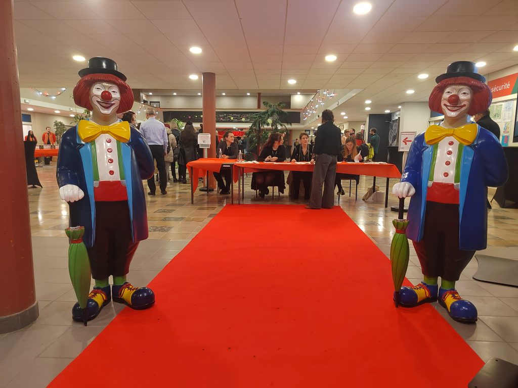 Clowns grandeur nature pour déco cirque événementielle.