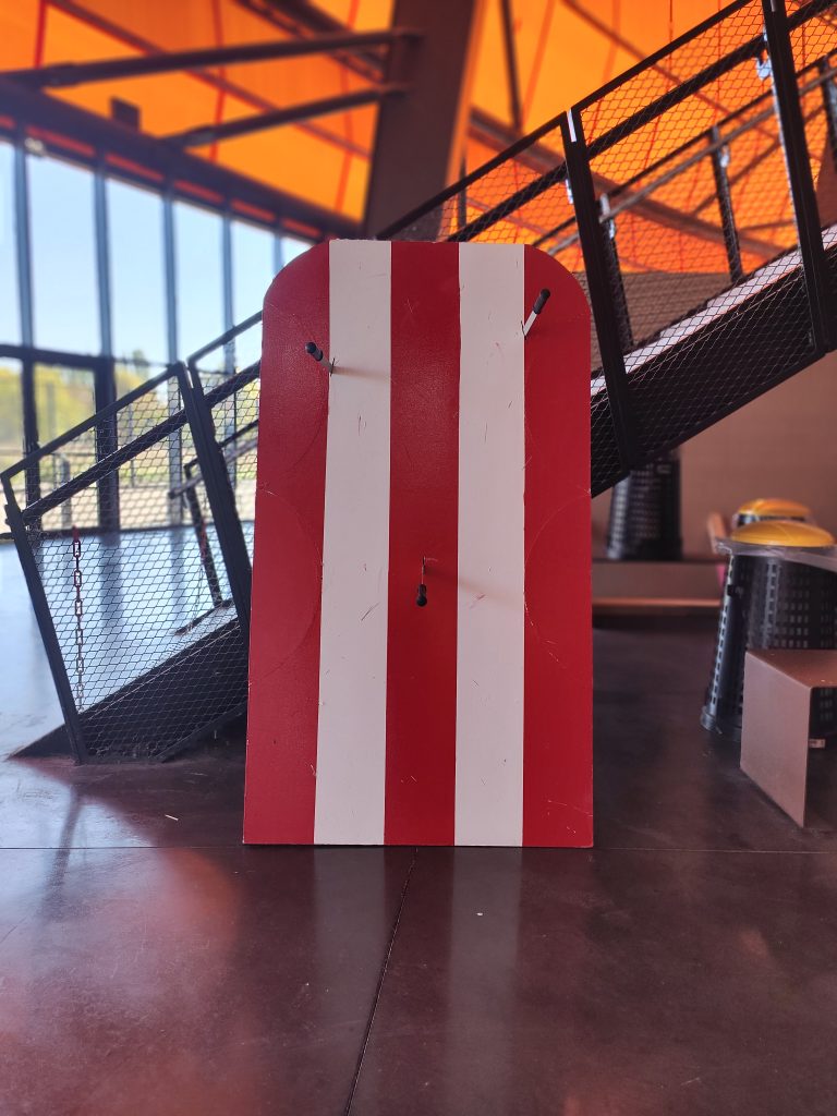 Cible lancers de couteaux rayée rouge blanc pour location décoration thème cirque