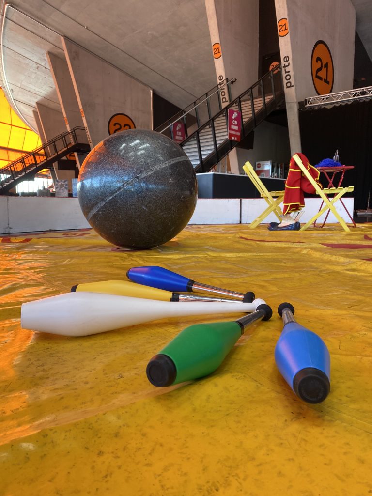 Quilles jonglage et boule acrobatique sur piste cirque pour location éléments décor